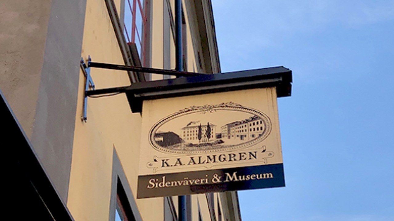 [KULTURARV] Visste du att Stockholms län har Nordens enda aktiva sidenväveri? I ett gult stenhus på Repslagargatan på Södermalm i Stockholm hittar du K.A. Almgrens sidenväveri som idag också är ett museum. Verksamheten har stöd från Region Stockholm för sitt viktiga arbete med att bevara det unika kulturarvet. 